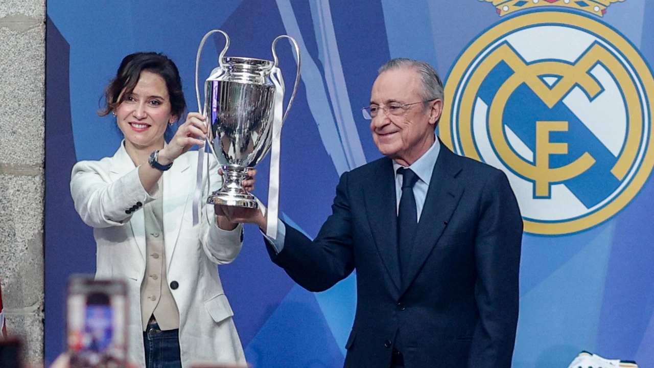 El look de Champions de Isabel Díaz Ayuso es el que nosotras vamos a llevar esta semana a la oficina con vaqueros