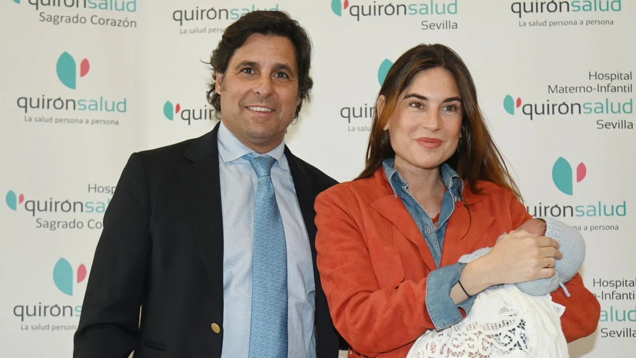 Primer posado oficial de Fran Rivera y Lourdes Montes con su bebé recién nacido