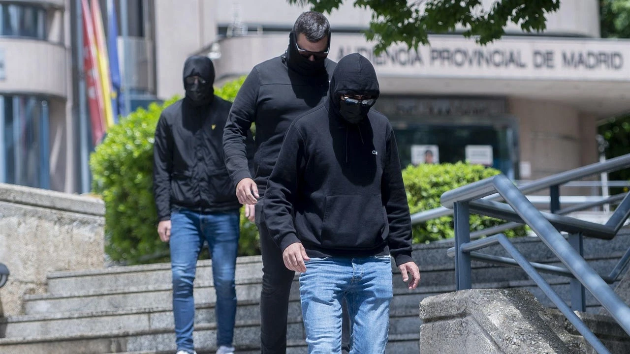 Los ultras del Atlético que ahorcaron a un muñeco de Vincius pactan las penas para evitar la cárcel