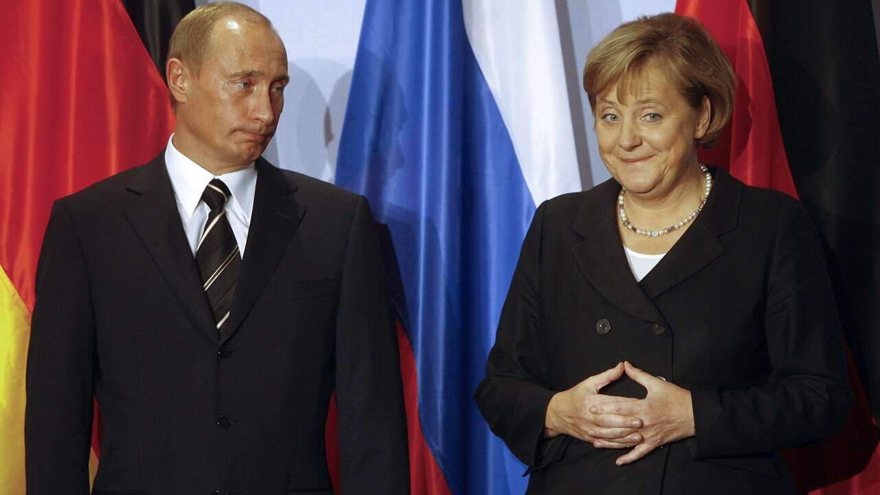 Cuando Putin intentó amedrentar a Merkel con su perro labrador: las memorias más esperadas