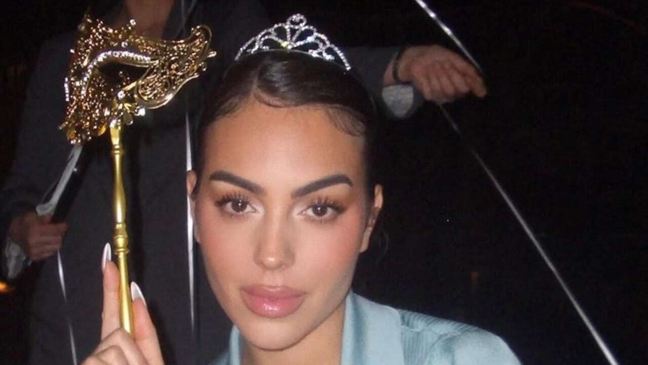 Georgina Rodríguez se viste de princesa con vestido de punto azul (y tiara) para celebrar su cumpleaños