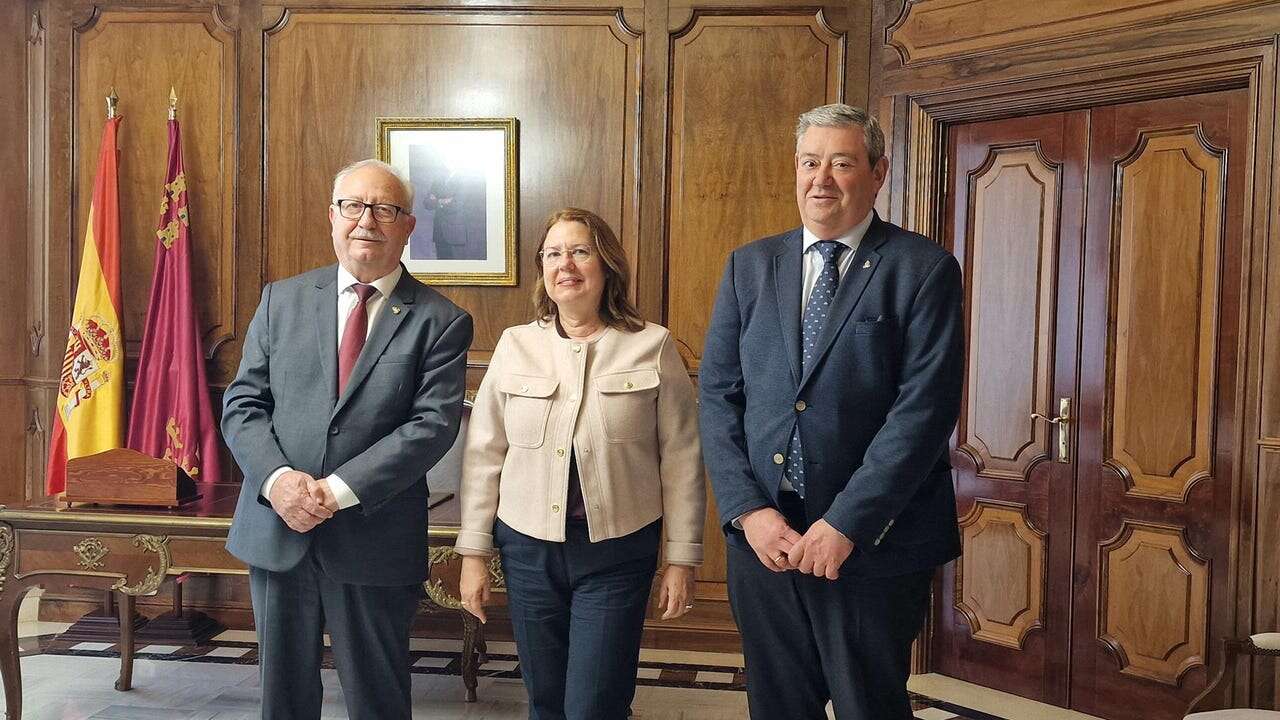 La Cofradía California de Cartagena visita la Asamblea Regional