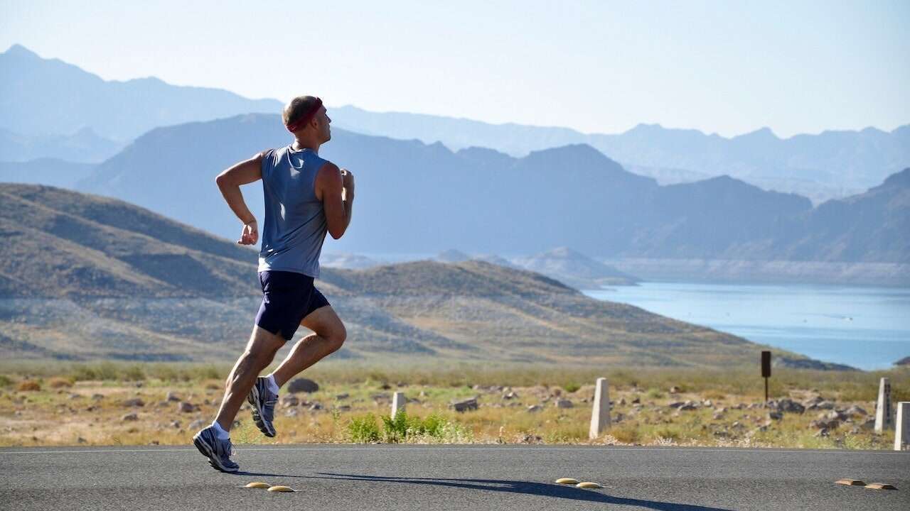 Soy entrenador running y estos son tres movimientos que harán que cada carrera se sienta más fácil, sin importar tu edad