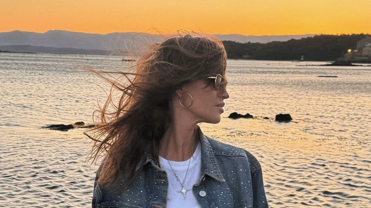 Sara Carbonero tiene la chaqueta vaquera con brillos (ahora rebajada) perfecta para los looks más casuales