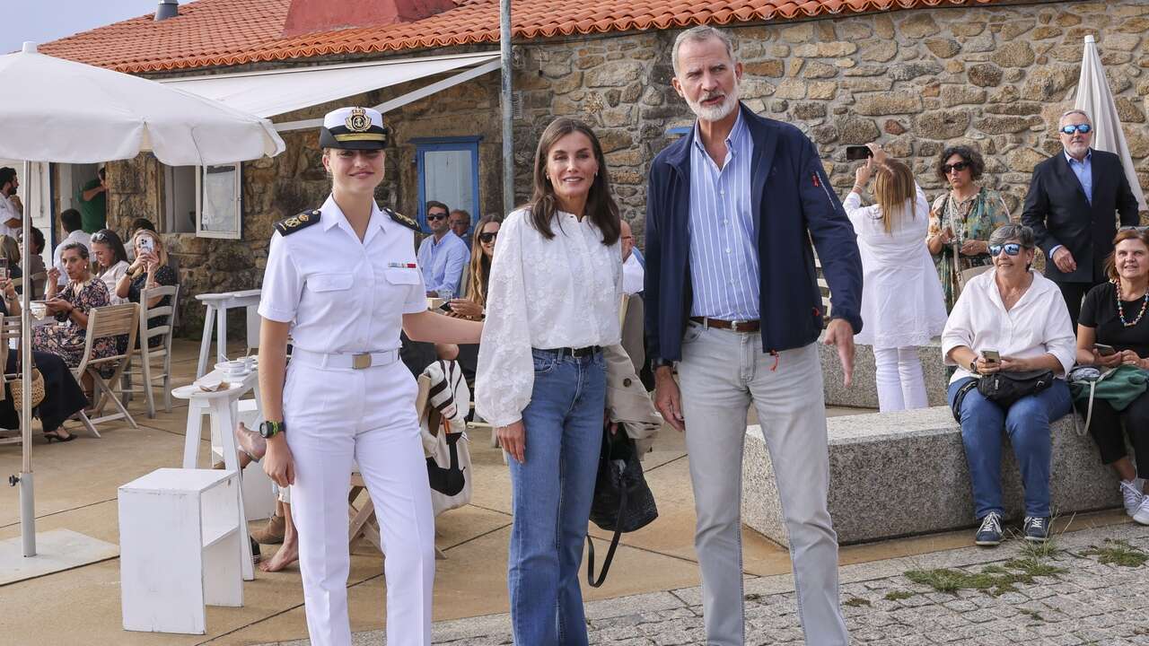 La Reina Letizia se suma a la tendencia casual-chic con vaqueros flare y bolso trenzado de Mango