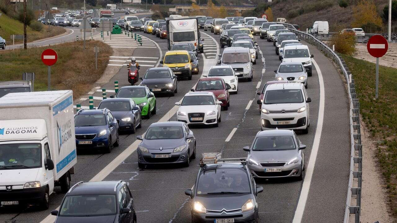 Los conductores que más se distraen llevan de 6 a 15 años al volante y recorren más de 10.000km al año