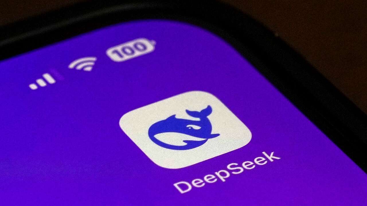 La OCU alerta sobre los riesgos de la IA china DeepSeek: ¿cómo usa los datos?, ¿puede acceder el Gobierno chino?, ¿pueden usarlo menores?