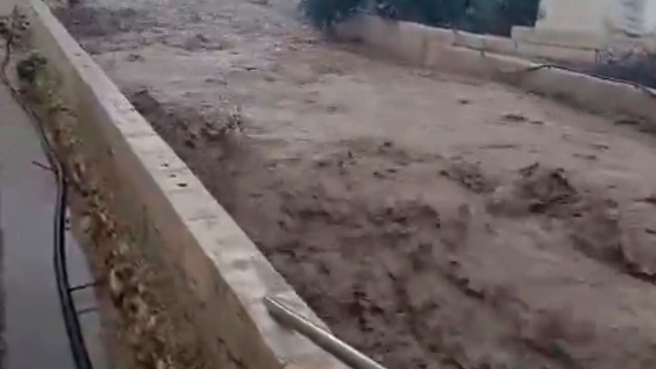 Un salto de agua corta la carretera entre Santa Marta de los Barros y Entrín Bajo (Badajoz)