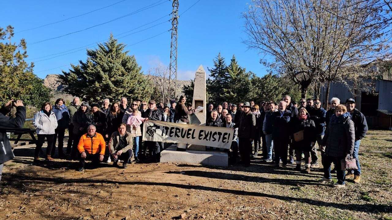 El movimiento ciudadano Teruel Existe pone un monolito con la 