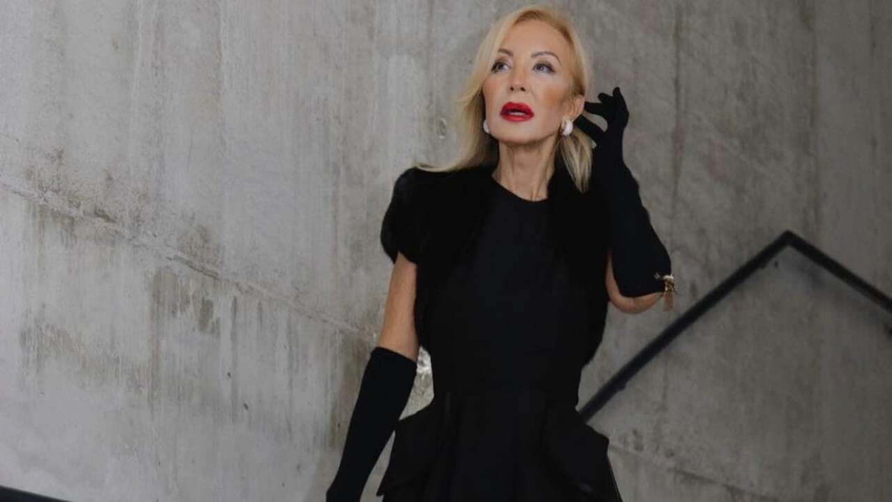 Carmen Lomana se convierte en una diva de Hollywood de los 60 con vestido negro midi y guantes de alfombra roja