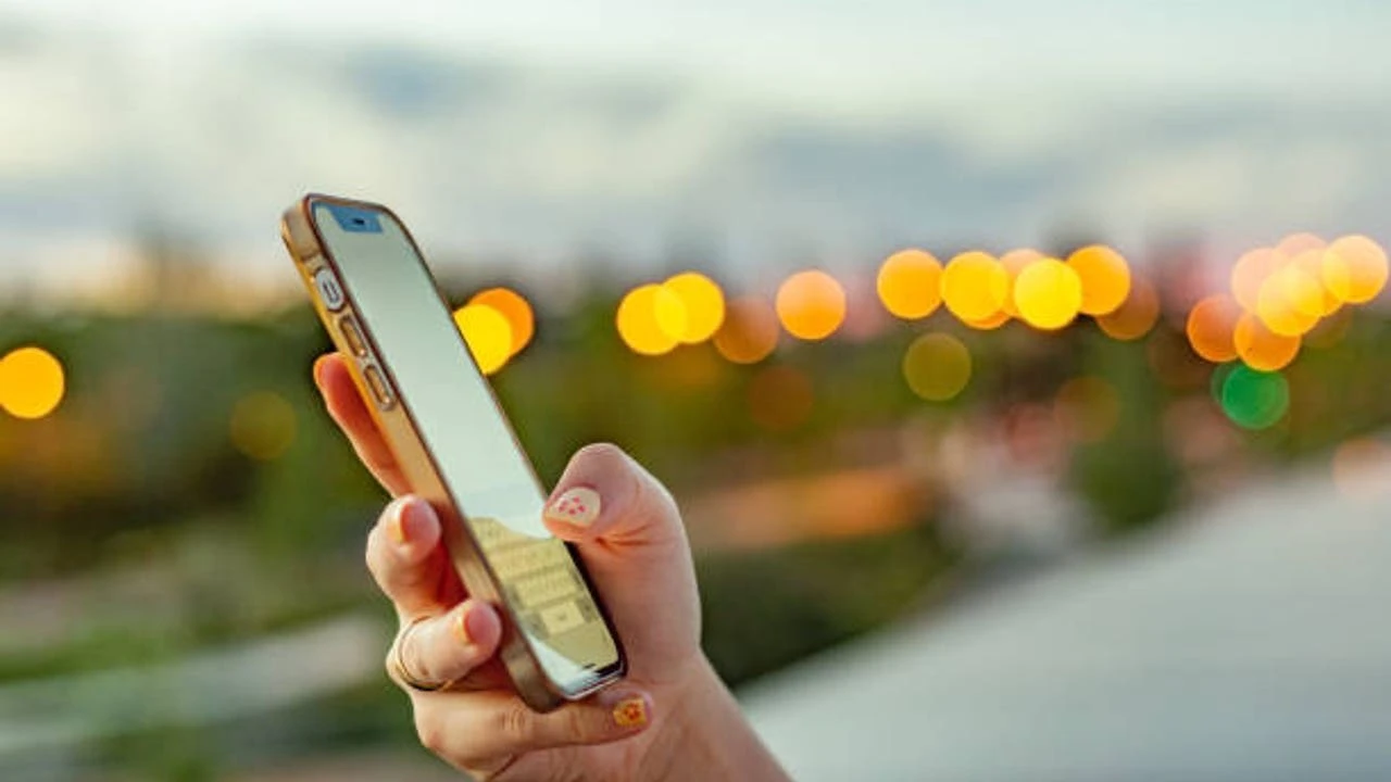 Todos lo tienen encendido: la función del móvil que debes desactivar para evitar estafas