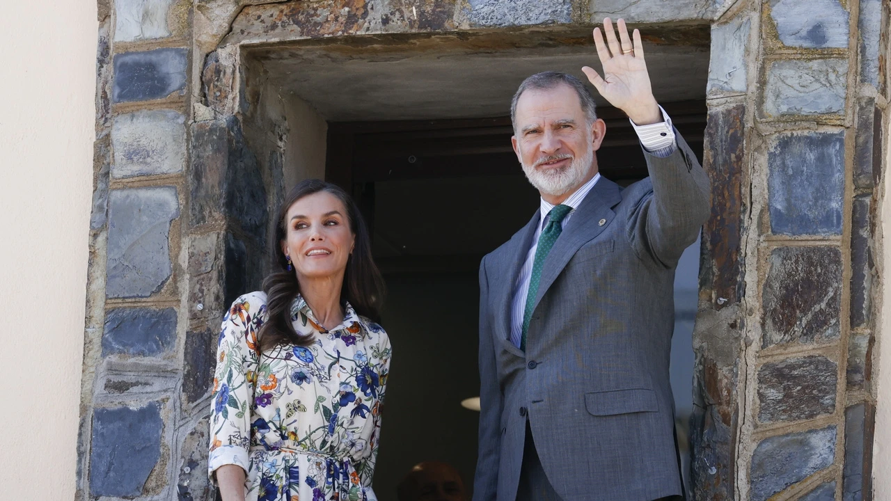 Vestido camisero de flores y alpargatas de cuña sensata: el look de la Reina Letizia para visitar Cáceres
