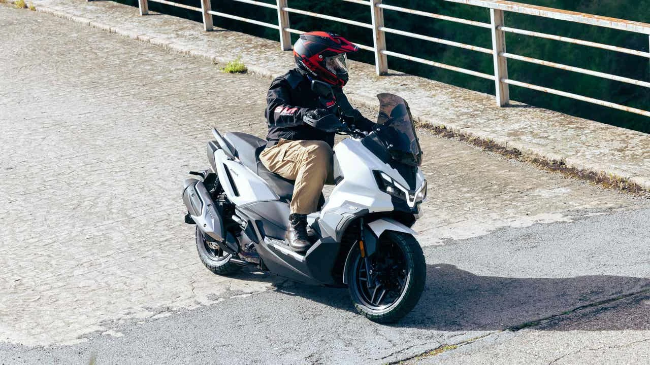 SYM ADX 300, tan atractivo, como dinámico