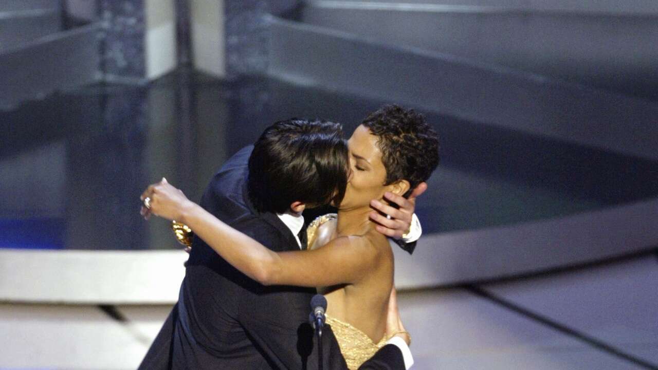 Halle Berry besa a Adrien Brody en los Oscar 2025 para zanjar la polémica más de 20 años después