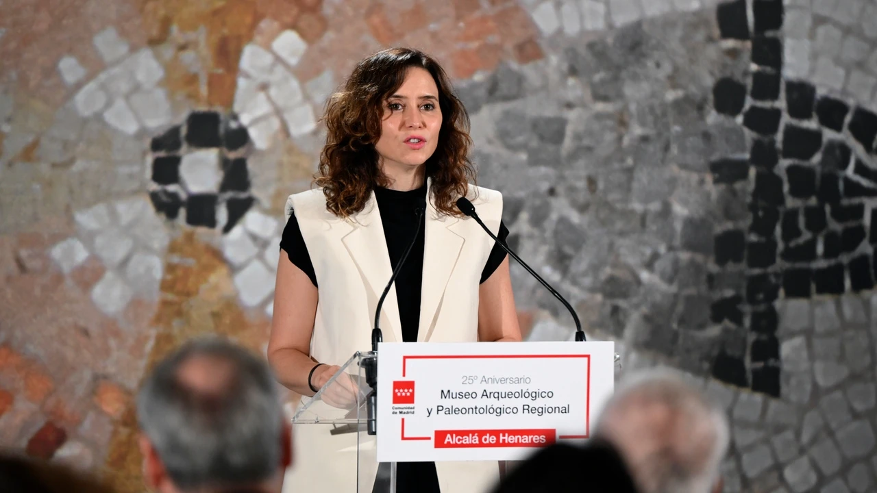Isabel Díaz Ayuso recupera el chaleco más viral de Zara para una mañana de trabajo en Madrid