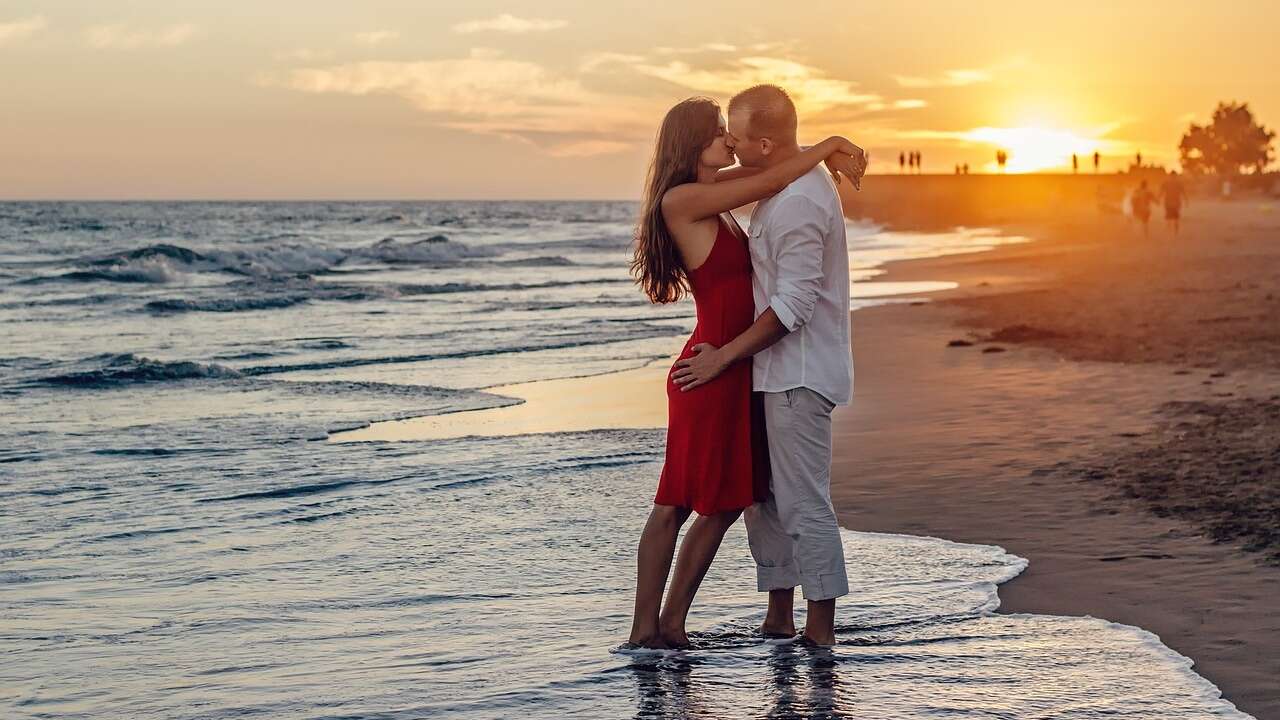 Sigue estos 5 consejos para hacer que el 'amor de verano' dure el resto del año... o de la vida