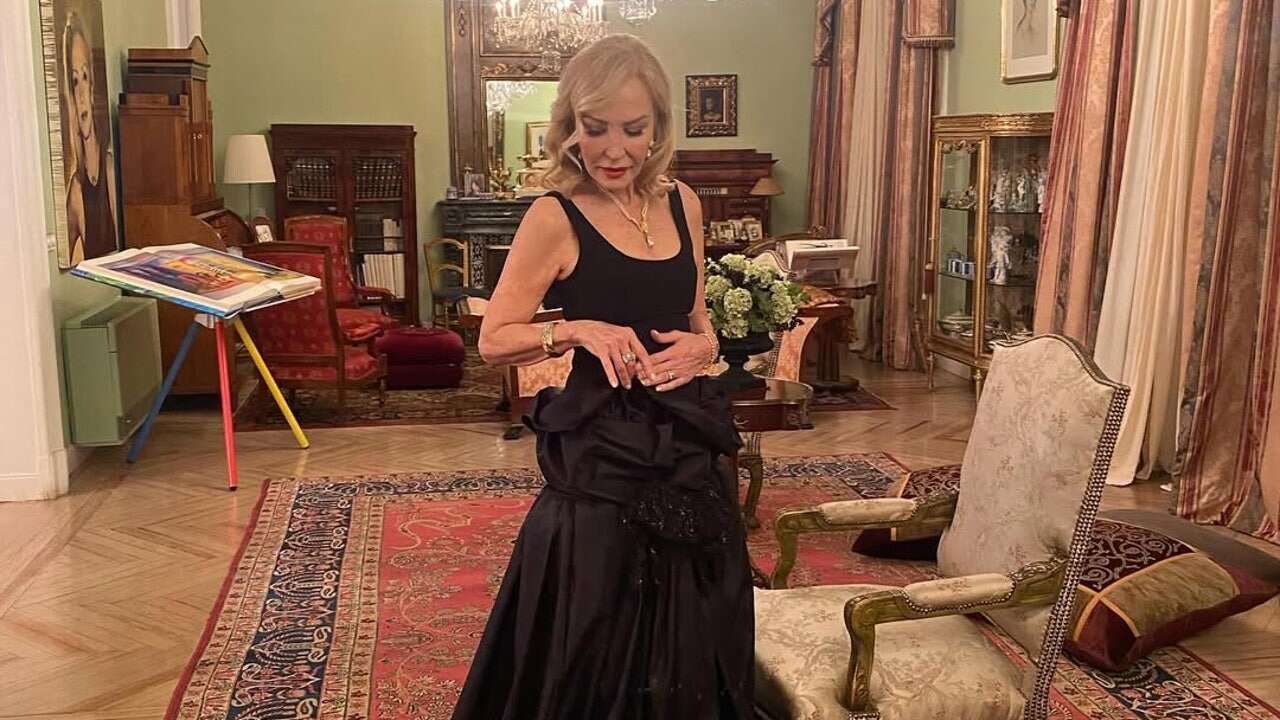 El glamur de Carmen Lomana para irse de cena de gala con este vestido negro de diseñador madrileño