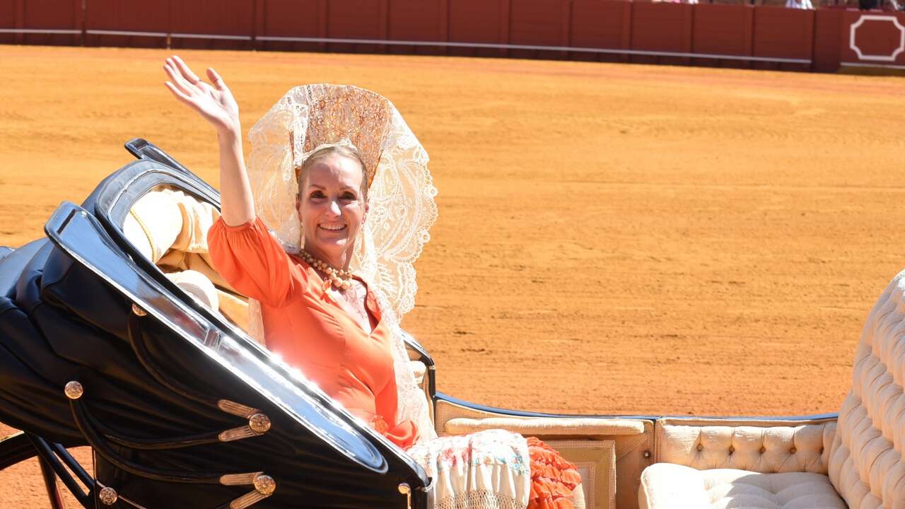 Sandra Ibarra con vestido naranja y mantilla como madrina de la Exhibición de Enganches de la Feria de Abril