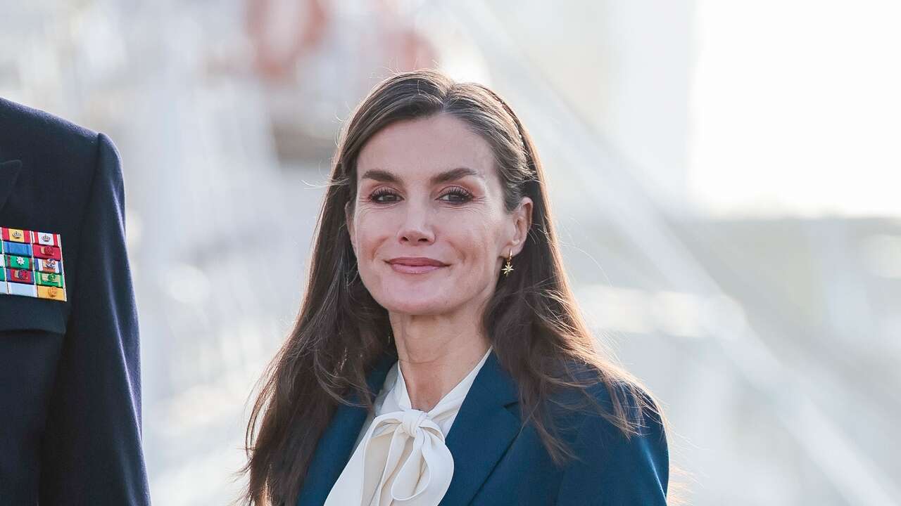 El look de la Reina Letizia en la despedida de Leonor: atuendo confiado, tiara inesperada y pendientes de firma valenciana