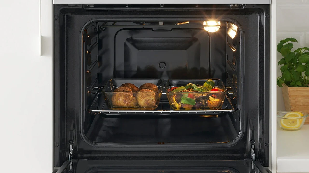 Adiós, grasa y pegotes: trucazo para dejar el horno 