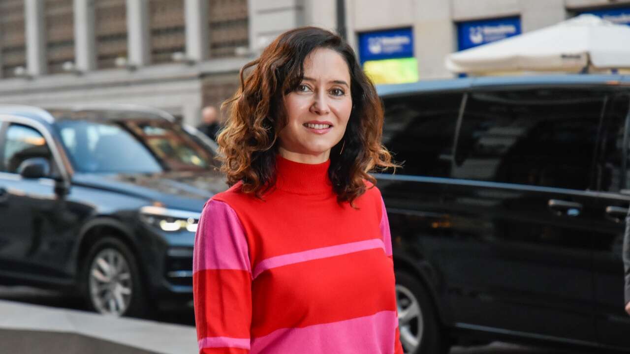 Ayuso ha rescatado de su armario el jersey bicolor de Lola Casademunt que combina los dos colores más polémicos