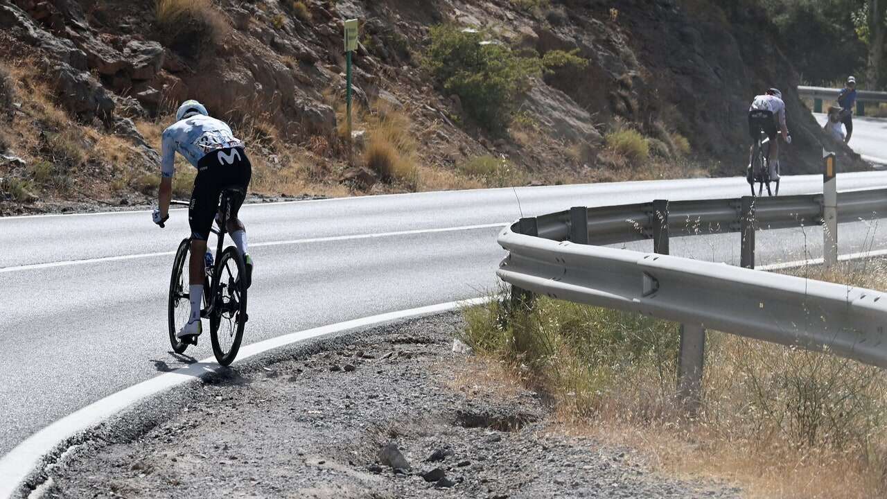 La espectacular salvada de Enric Mas para evitar caer por un barranco