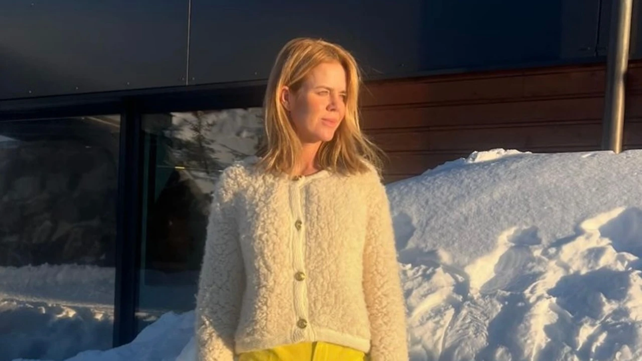 Amelia Bono ha puesto de moda estos vaqueros campana en amarillo que van a amar todas las chicas bajitas