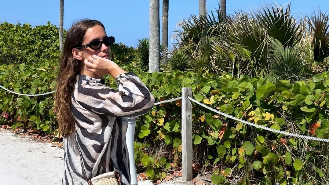 Las chicas que veranean en el norte de España se apuntarán esta camiseta de rayas de María Pombo