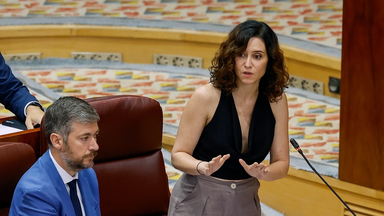 Ayuso arriesga en la Asamblea de Madrid con un top halter de lo más sexy que desafía el dress code político