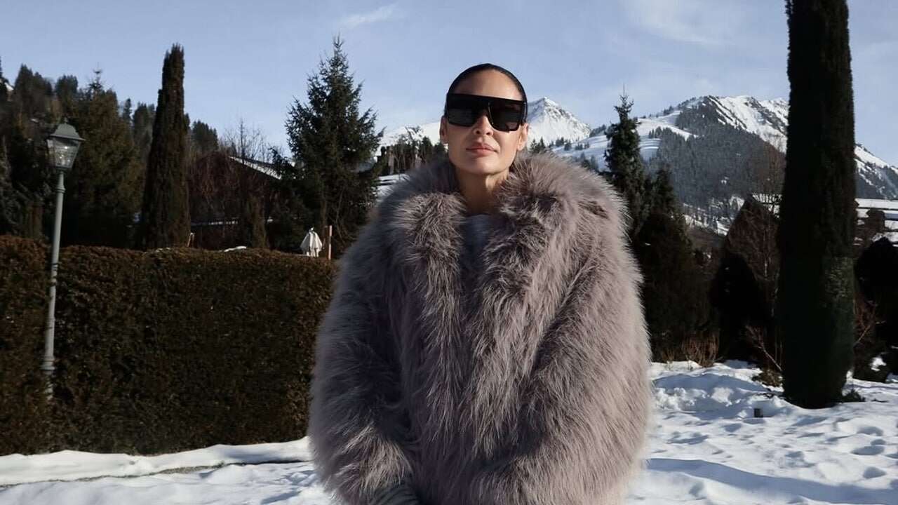 Chándal gris + maxi abrigo de pelo: el look de Vicky Martín Berrocal en Gstaad que le queremos copiar