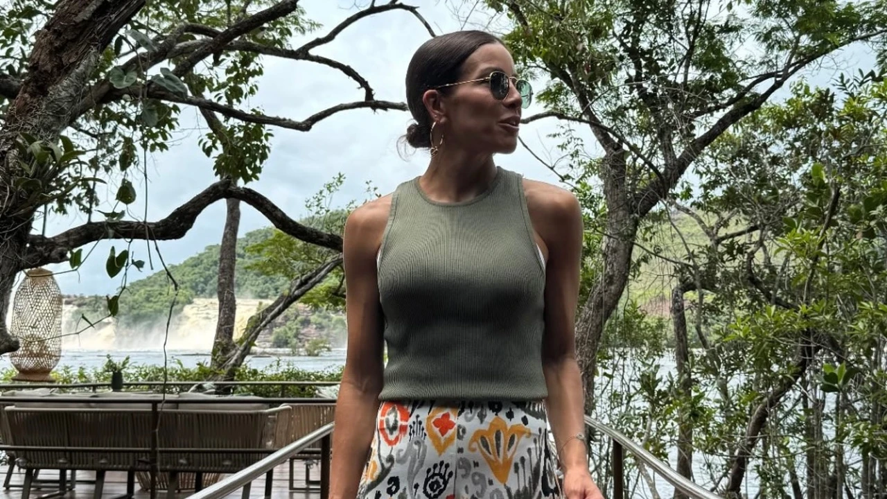 El pantalón estampado y de tiro alto de Virginia Troconis es el que las mujeres +40 meterán en su maleta de vacaciones