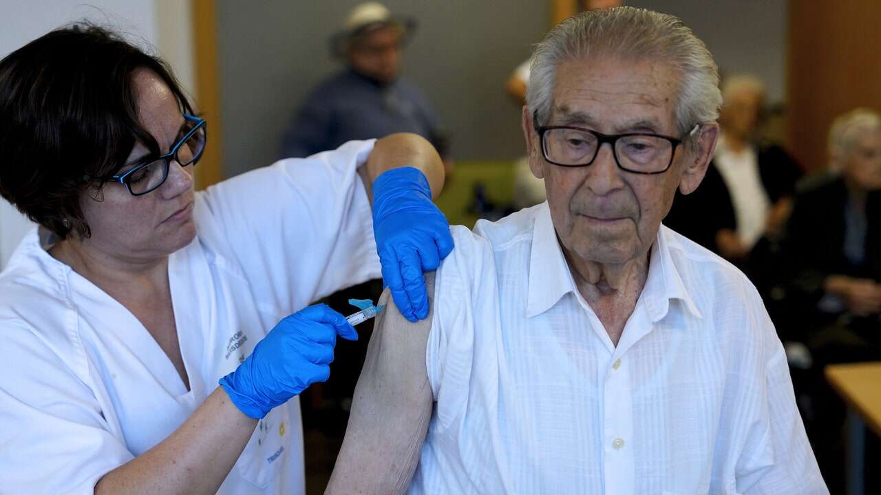 Vacunarse contra la gripe reduce drásticamente el riesgo de fallecimiento en personas mayores de 65 años