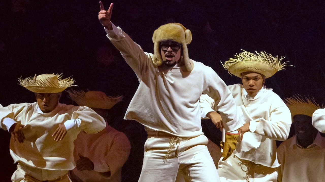 Bad Bunny inicia sus 30 conciertos en Puerto Rico con oda a sus raíces y crítica al colonialismo de EE UU