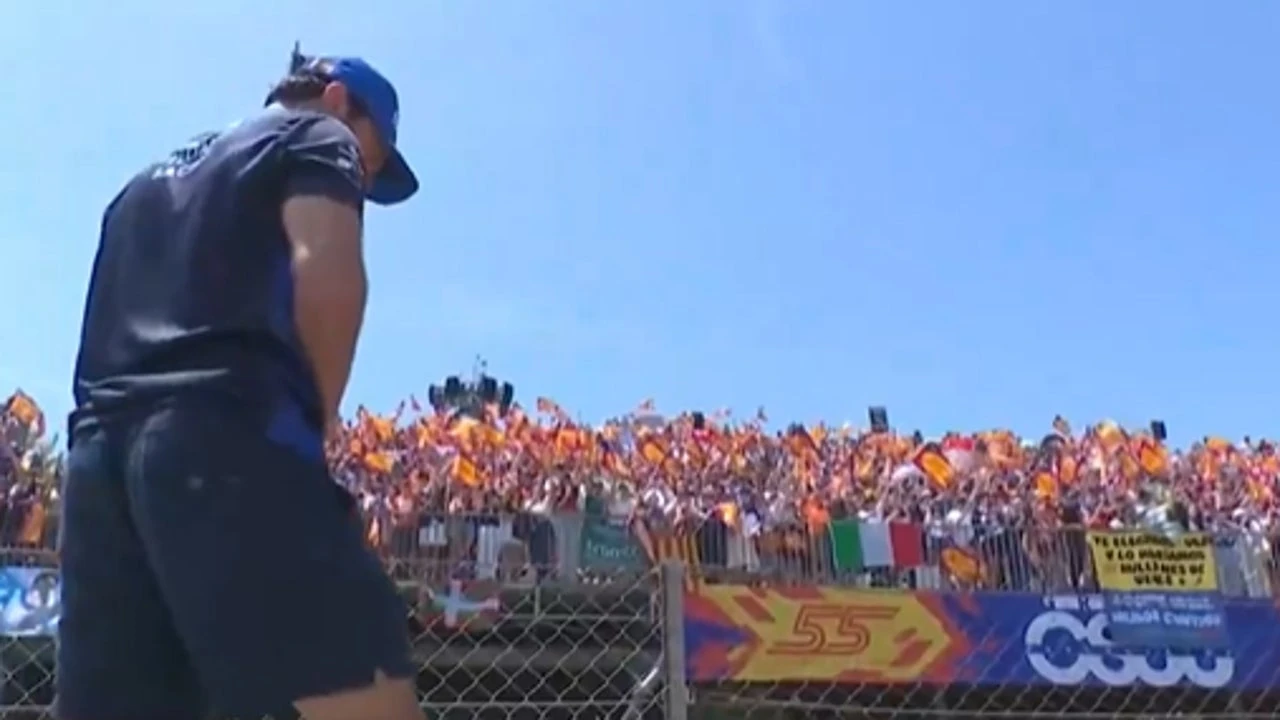 Carlos Sainz lo ha vuelto a hacer: inunda el circuito catalán de banderas de España