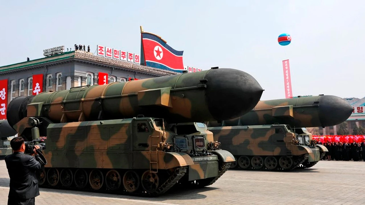 Un soldado norcoreano logra desertar a Corea del Sur cruzando la frontera a nado, agarrado a un corcho