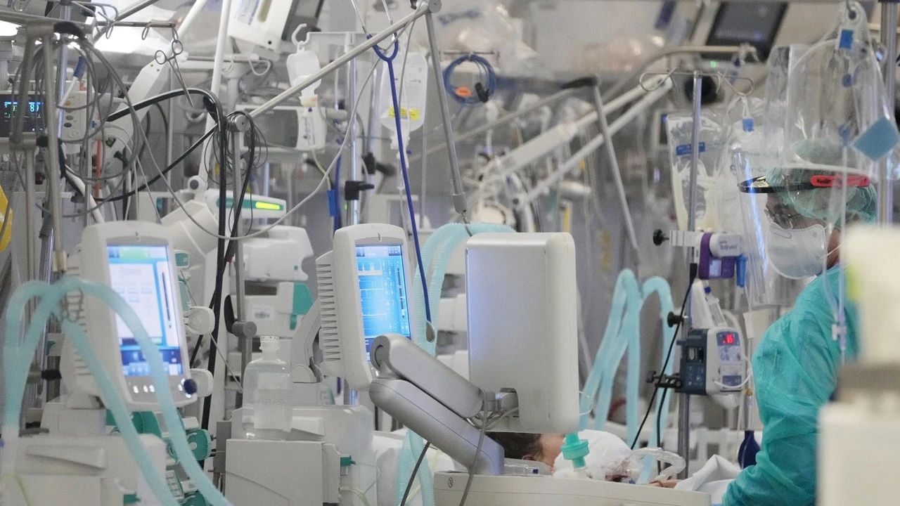 Un niño de dos años muere tras reventar sus pulmones y estómago: los médicos querían sacarle unas palomitas de la nariz con una manguera de aire
