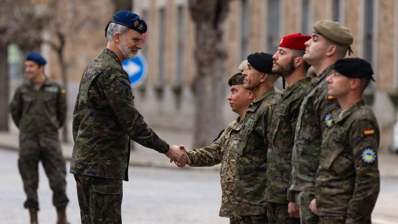 Así ha sido la primera visita del Rey a los soldados ucranianos que se entrenan en España