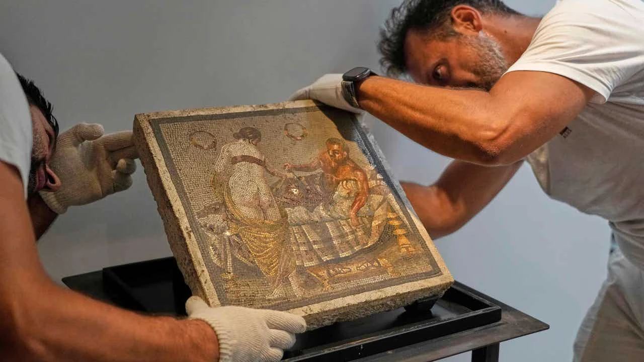 Un mosaico erótico que fue robado por los nazis vuelve a Pompeya