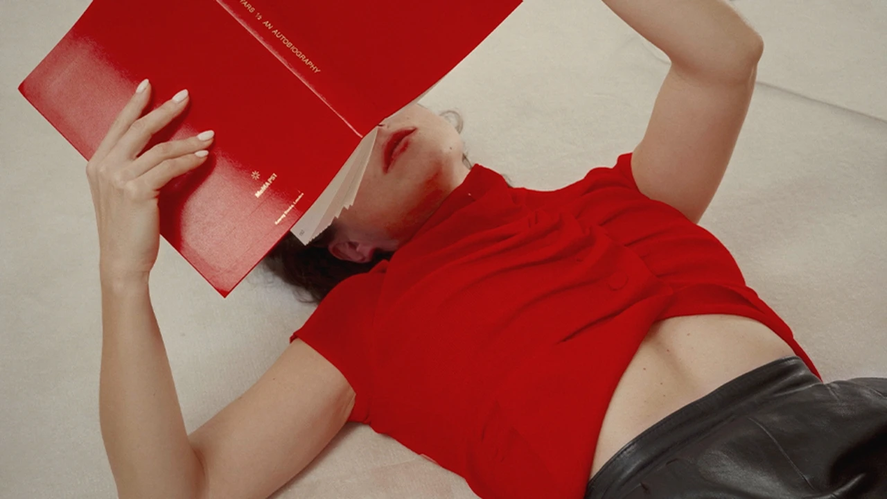 Russian Red debuta en el teatro entre conjuros, fronteras invisibles y alguna trampa