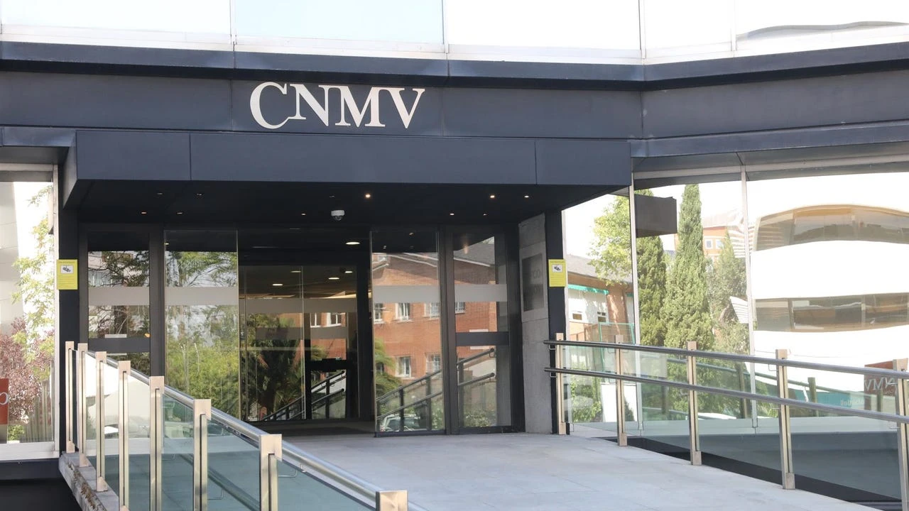 La CNMV estudia suspender la cotización del BBVA y el Sabadell este martes hasta que el Consejo de Ministros se pronuncie sobre la OPA