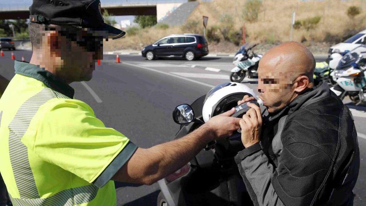 Este es el producto casero que altera el resultado del test de alcoholemia, según un Guardia Civil