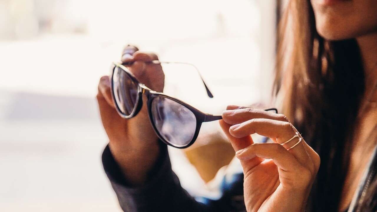 Ni jabón de manos ni detergente: cómo limpiar las gafas con estos 2 ingredientes de cocina sin rayar los cristales