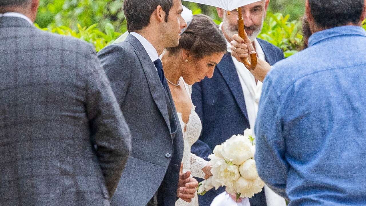 Estos han sido todos los looks de invitada (y el vestido de novia) de la boda de Carmen Ballesteros y Juan Diego García