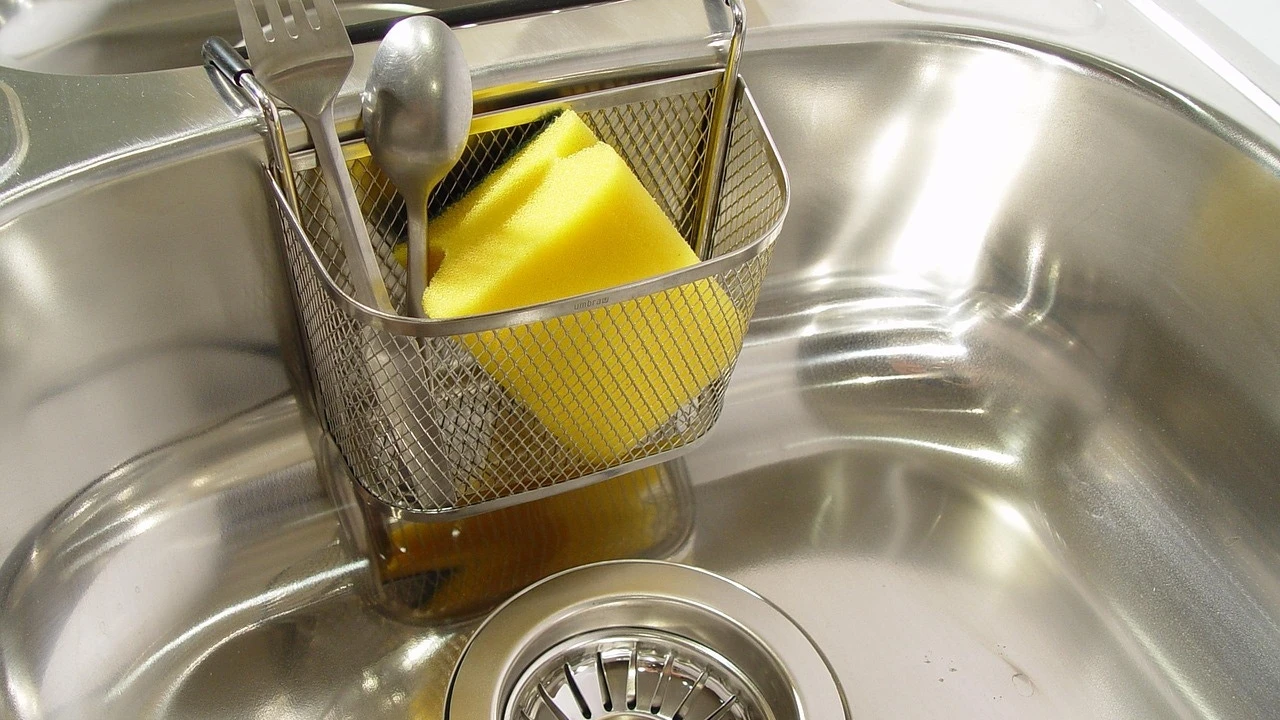 Los dos ingredientes que hay en toda cocina y dejan tu fregadero reluciente sin esfuerzo