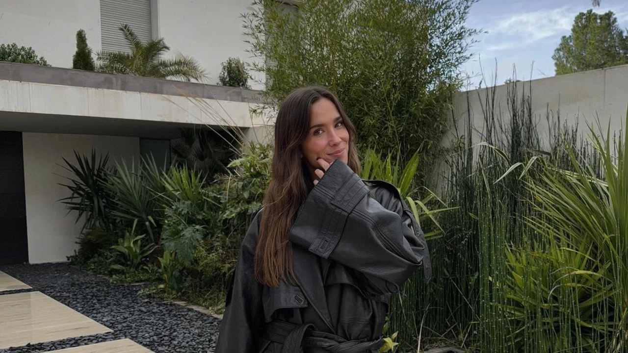 María Pombo consigue agotar (en horas) la chaqueta de cuero cruzada de Zara que combina con pantalones efecto piel de serpiente
