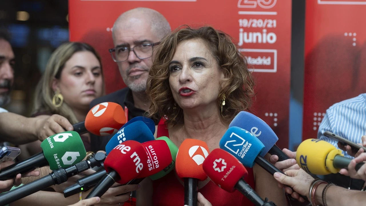 El Gobierno asume su debilidad: Montero dice que la reducción de jornada se aprobará a la 