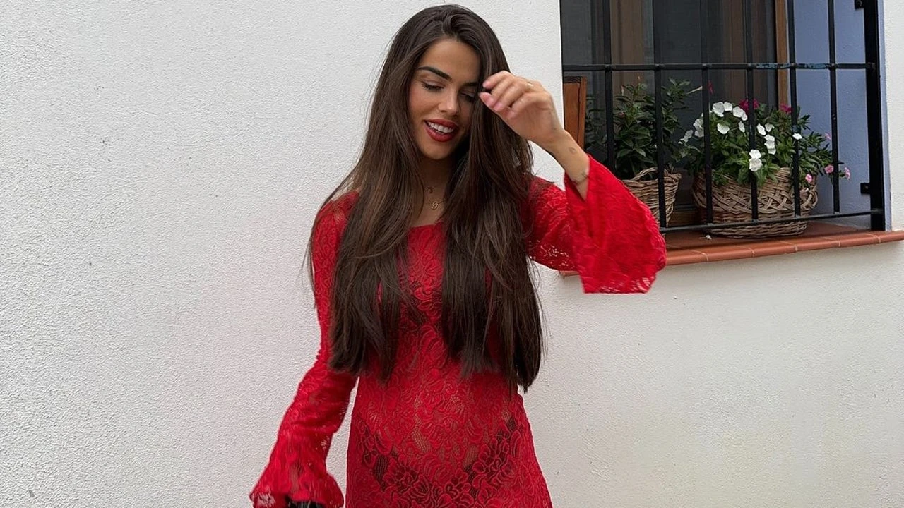 Vestido español y sandalias de tacón sensato: así es el look más atrevido de Violeta Mangriñán en su pueblo
