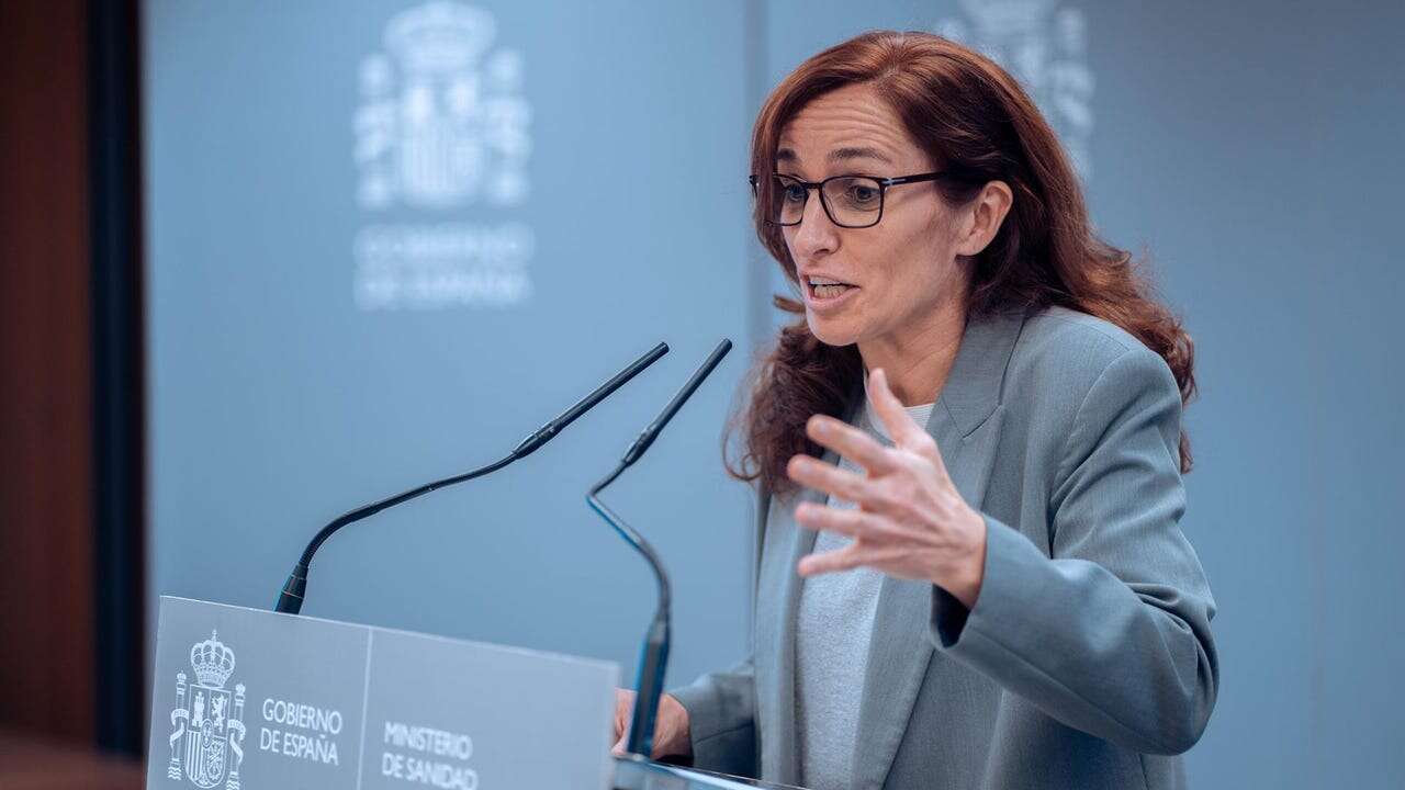 La OMC, contra la intención de Mónica García de demandar exclusividad en la pública a los nuevos especialistas