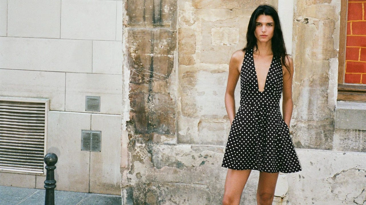 El combo vestido mini + chanclas se convierte en el uniforme oficial del verano (y estos looks lo confirman)