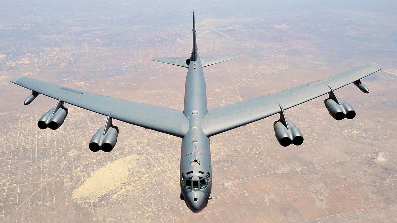 La fuerza aérea de Estados Unidos se lleva un susto: uno de sus bombarderos casi se estrella